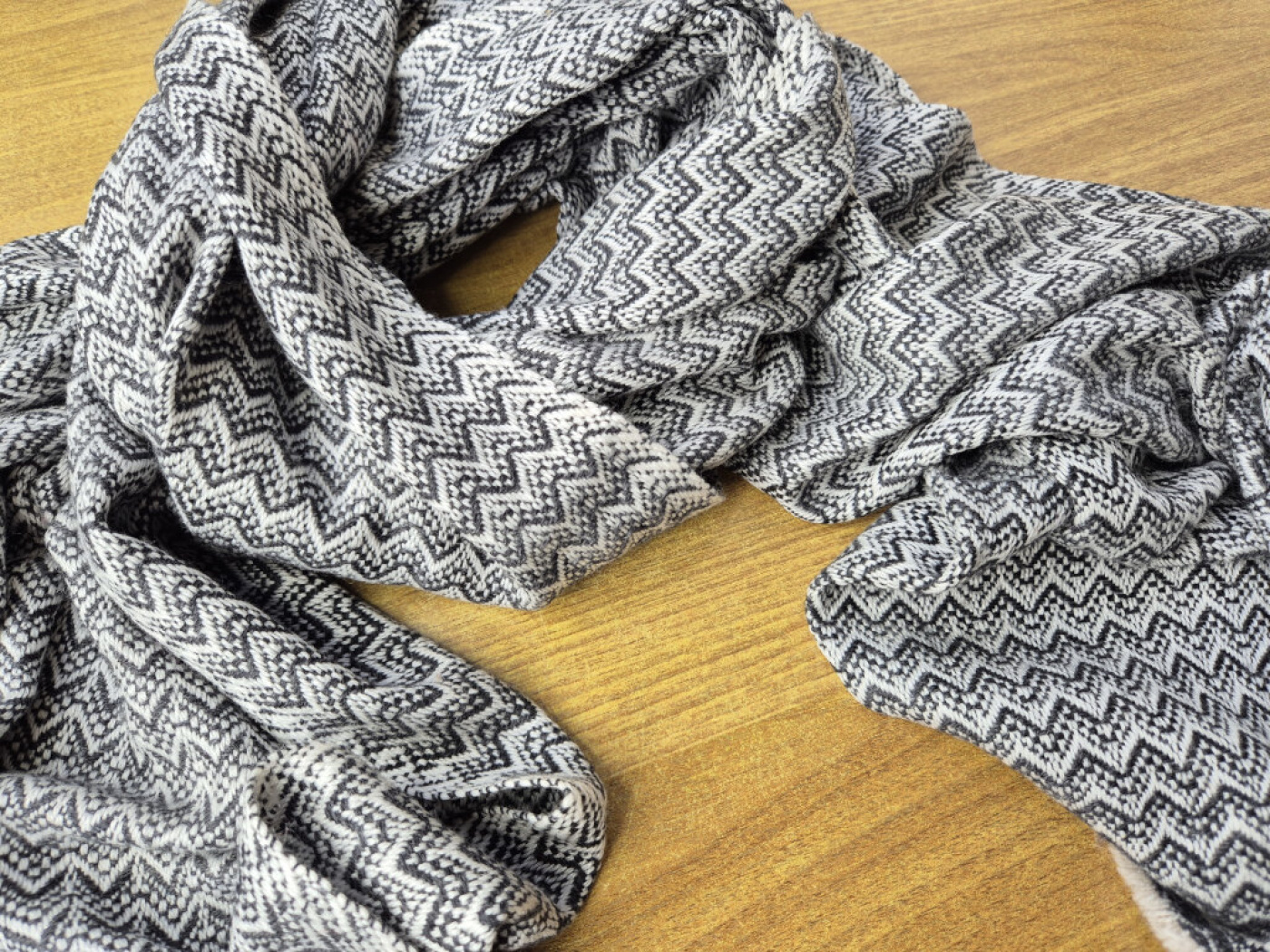 Kaschmir-Schal mit Chevron-Struktur | Anthrazit-Weiß | handgefertigt von LWH | 68×196 cm